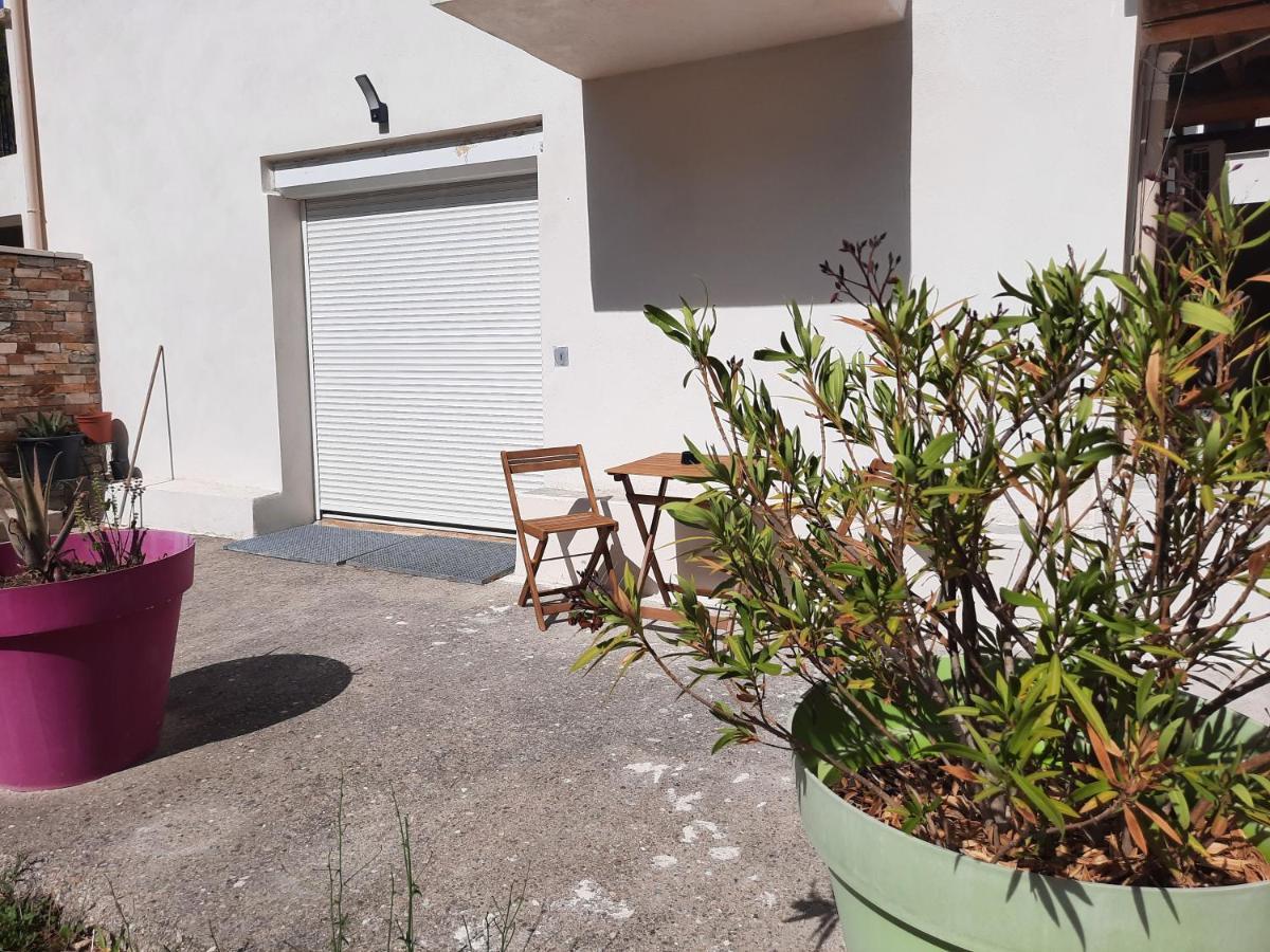 Location Venelles Villa Exterior photo