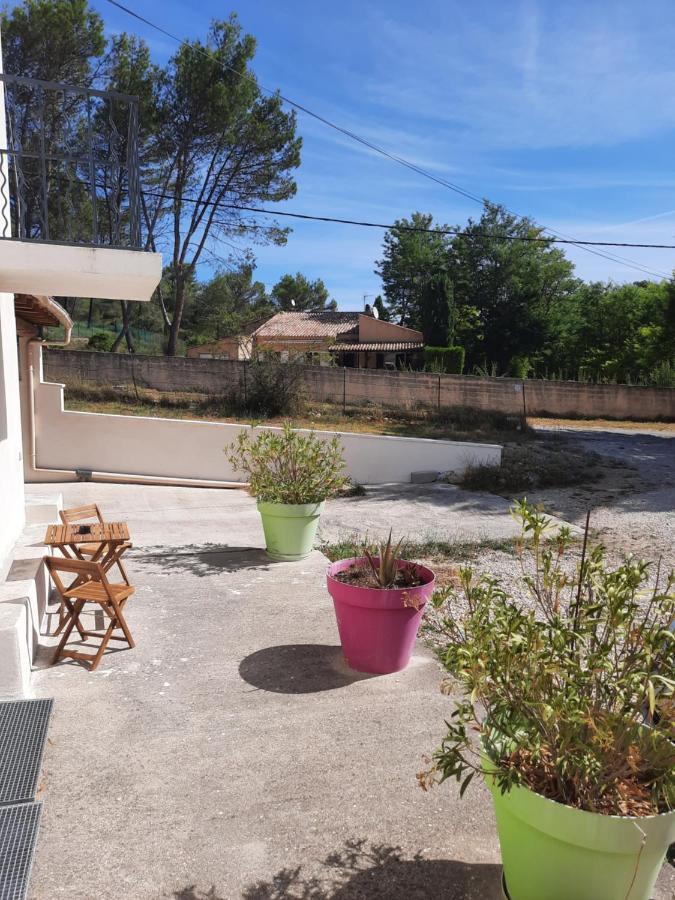 Location Venelles Villa Exterior photo